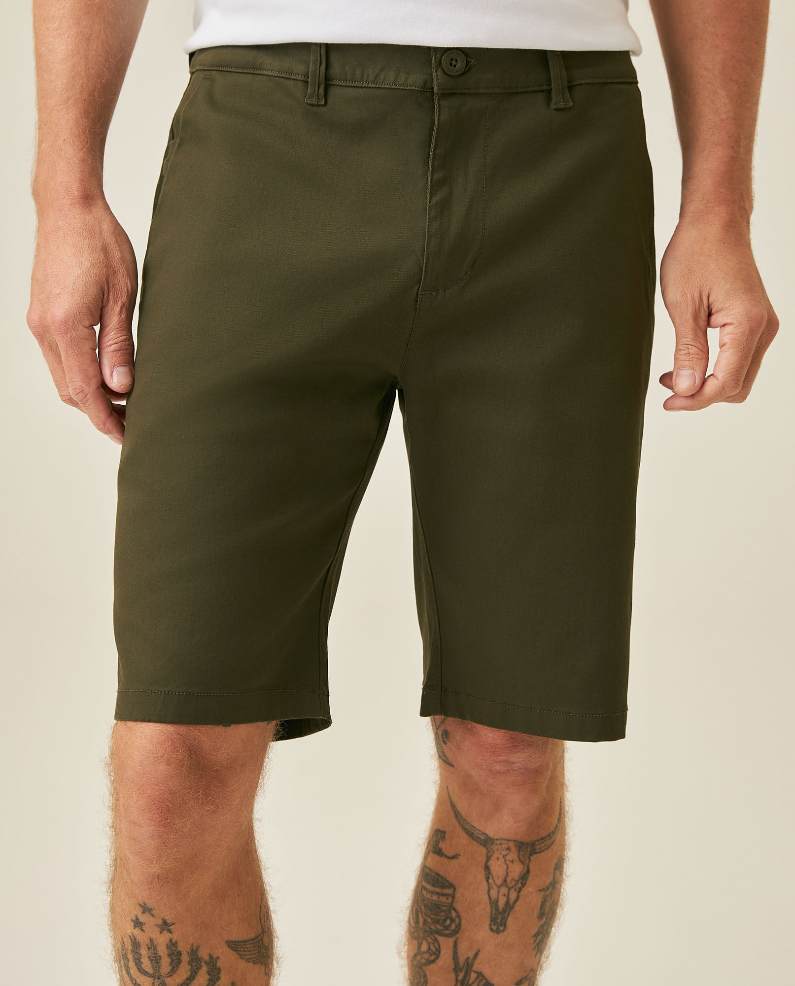 Bermuda de Hombre Tipo Chino con Bolsillos de Ribete en Mezcla de Algodón