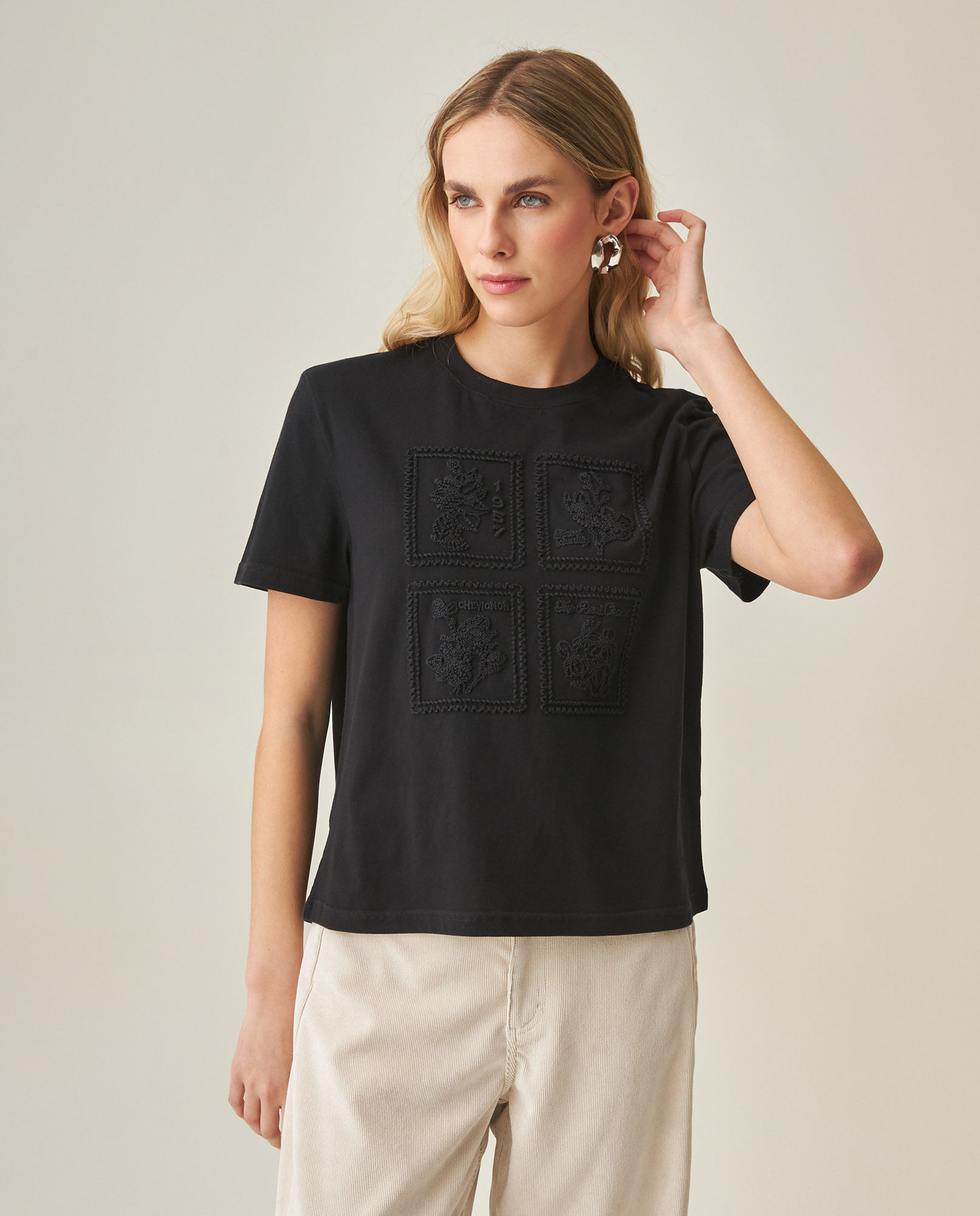 Camiseta Bordada de Mujer
